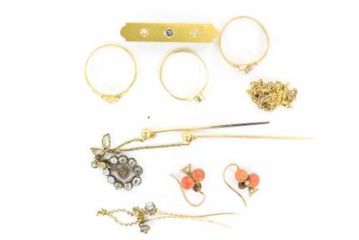 de nombreux bijoux disposés sur une surface blanche
