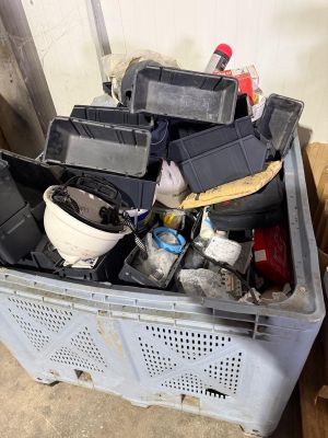 un tas d'ordures dans une poubelle, dans un garage