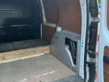 une camionnette équipée d'un lit à l'arrière