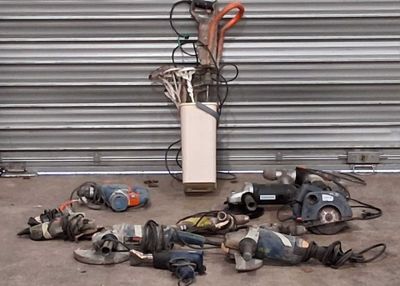 Lot comprenant : un mélangeur à peinture, deux meuleuses MET… - Photo 1