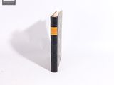 un livre noir orné d'une bande jaune