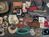 de nombreux modèles de sacs à main et de bijoux posés sur la table