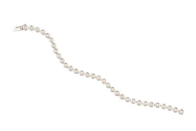 un gros plan d'un bracelet de perles blanches sur fond blanc