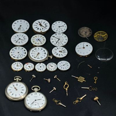 de nombreux types de montres de poche sur la table