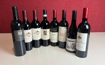 plusieurs bouteilles de vin sont alignées sur une table