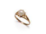 Gros plan sur une bague ornée d'une perle