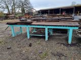 une table sur laquelle il y a beaucoup de bois