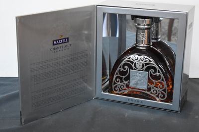 une bouteille d'alcool dans une boîte posée sur une table