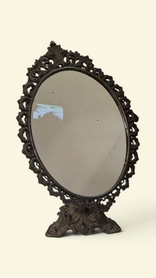 un miroir posé sur un pied