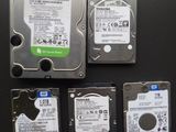 trois disques durs posés côte à côte sur une table