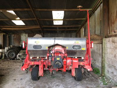 un tracteur garé à l'intérieur d'un bâtiment