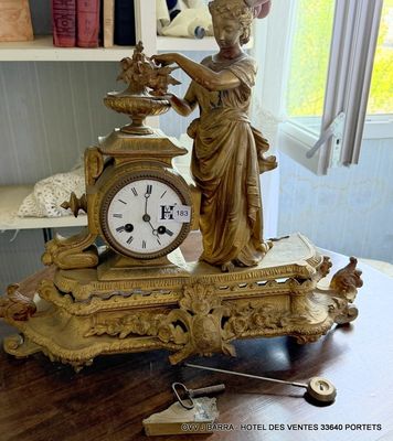 Une pendule de cheminée La Dame à la colombe NIII - A restau…