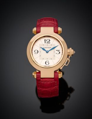 gros plan d'une montre sur une surface noire avec un fond noir