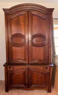 un grand meuble en bois dans le coin d'une pièce