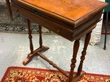 une petite table en bois surmontée d'un tiroir