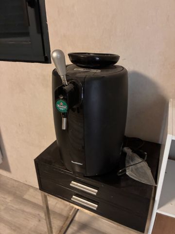 Tireuse à bière et four micro-ondes. Frais en sus 14.28%. TVA Réc...
