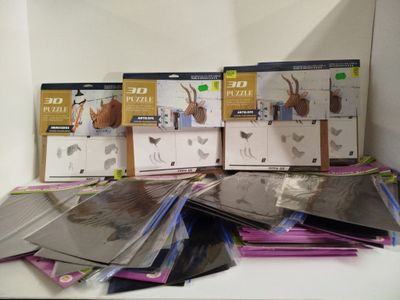 un lot de cartes posées sur une table