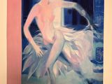 On y voit une peinture à l'huile représentant une femme en robe blanche