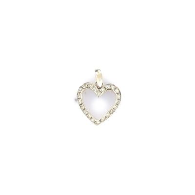 un pendentif blanc en forme de cœur, orné de diamants, sur fond blanc