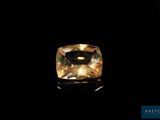 un diamant jaune sur fond noir
