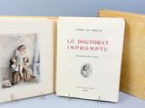 deux livres posés l'un sur l'autre devant un fond bleu
