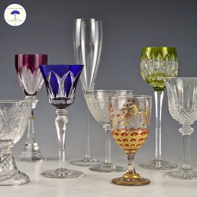 un grand nombre de verres à vin posés sur une table