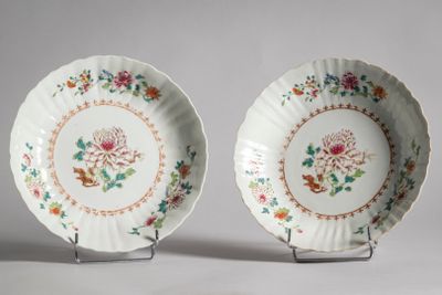 7. Paire d’assiettes creuses en porcelaine de la Compagnie d…