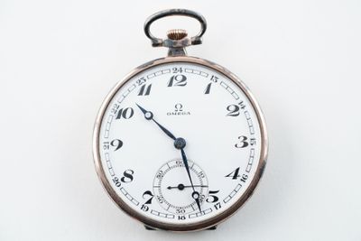 gros plan d'une montre de poche sur une surface blanche