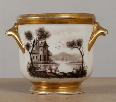 un vase avec un tableau posé sur une table