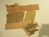 beaucoup de vieux papiers qui traînent sur la table