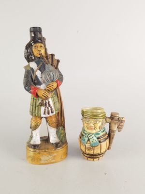 une figurine représentant un homme avec une pipe et un pot