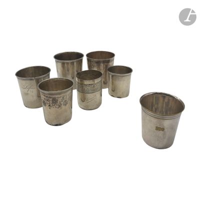six coupes en argent sont disposées en cercle sur une surface blanche