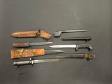 cinq types de couteaux différents posés sur une table