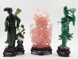 trois figurines en jade représentant des femmes asiatiques et un homme muni d'un éventail