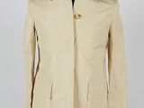 une veste beige sur un mannequin, un mannequin, un mannequin, un mannequin, un mannequin, un mannequin, un mannequin, un mannequin, un mannequin