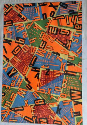 une œuvre d'art posée sur une table