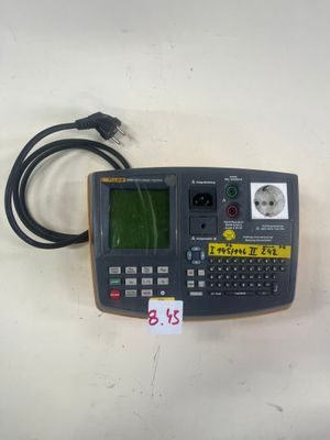 une calculatrice munie d'un cordon