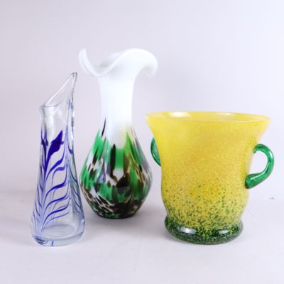 trois vases posés l'un à côté de l'autre sur une table