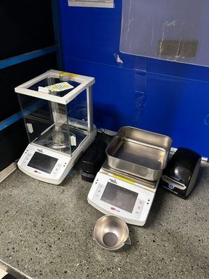 une photo d'une balance et d'une balance posée sur un comptoir