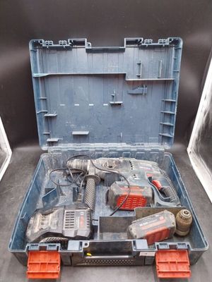 une boîte à outils avec des outils à l'intérieur sur le sol