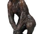 statue en bronze représentant un homme agenouillé sur un rocher, les mains posées sur ses genoux