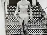 une vieille photo d'une femme en bikini debout sur un escalier