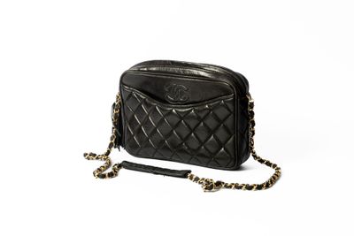 Sac photo Chanel en cuir matelassé noir avec bandoulière à chaîne