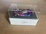 une maquette de voiture de course dans une vitrine