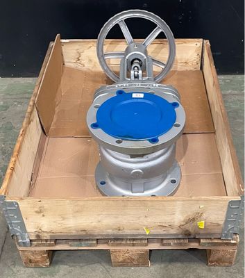 des toilettes en métal avec un siège bleu, posées sur une palette