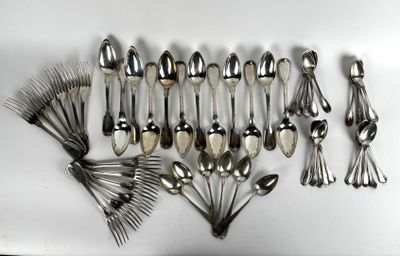de nombreuses cuillères et cuillères à soupe disposées sur une table