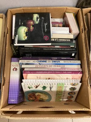 une boîte en carton remplie de livres sur le sol