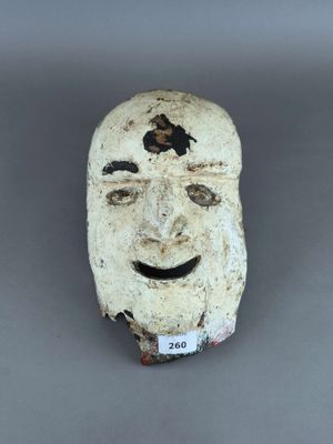 une image représentant un masque sur lequel est peint un visage