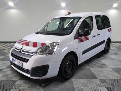 la camionnette blanche est garée sur un sol en damier dans le garage