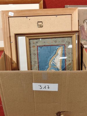 une boîte en carton sur laquelle figurent l'image d'une femme et celle d'un chat